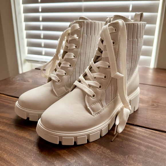 Little Girl’s Lace Up Cream Chunky Boots - Lucky Top - Picture 4 of 9